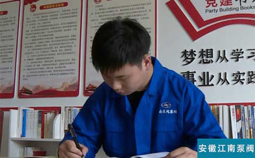 勞動獎?wù)芦@得者邱軍強(qiáng)